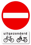 No entry sign (C2) with an 'uitgezonderd fietsers' sub-sign mounted below it